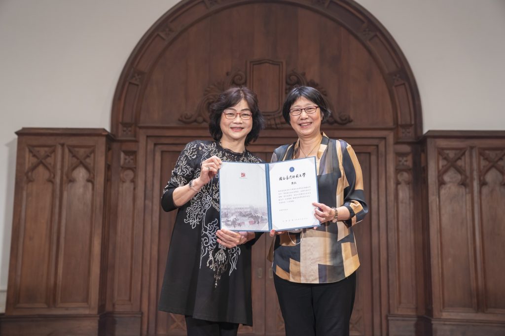 表藝所校友林佳瑩（右）獲選臺師大音樂學院第二屆傑出校友，由陳沁紅院長（左）頒發獎狀。